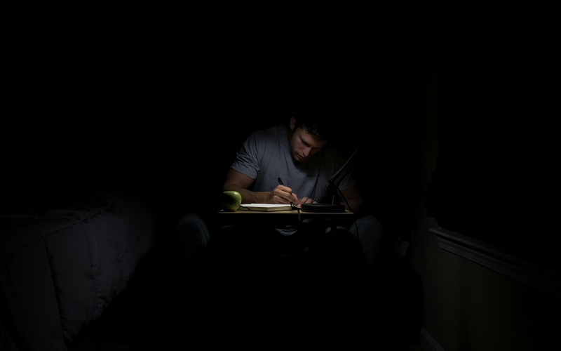 Persona leyendo al atardecer como símbolo del aprendizaje continuo