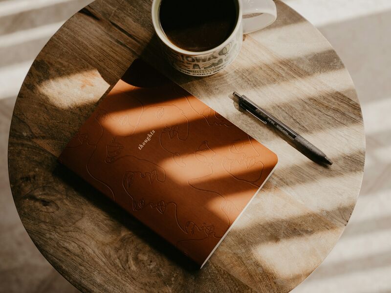 Cuaderno y taza de café