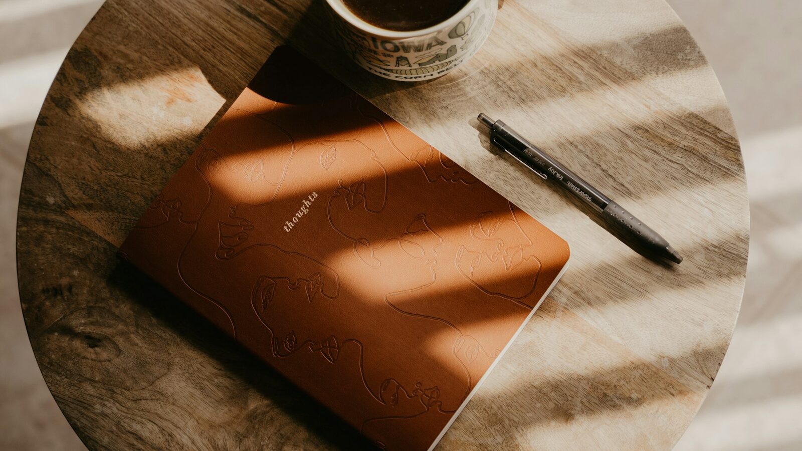 Cuaderno abierto con luz suave, símbolo de observación de pensamientos, emociones y conducta.
