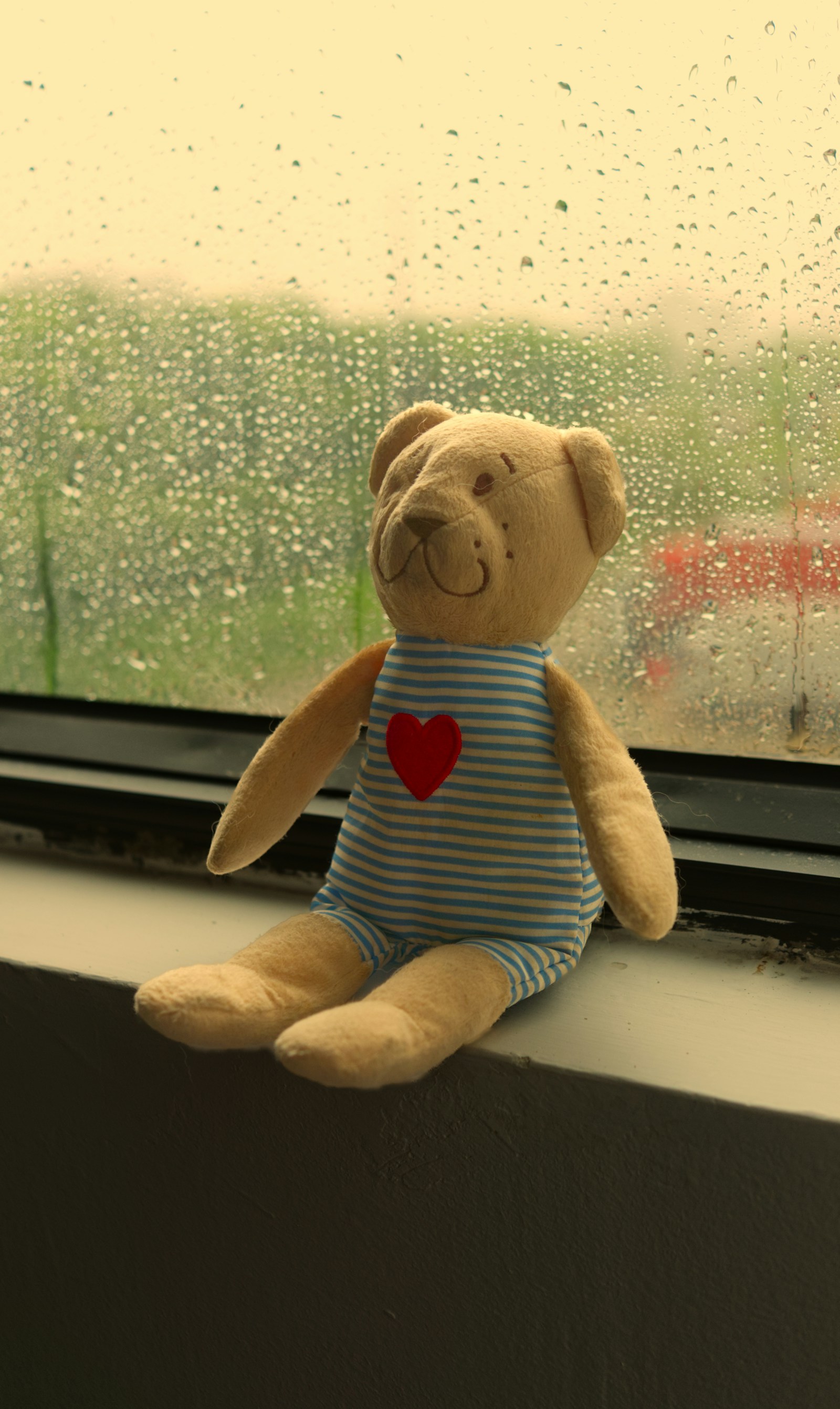 Osito de peluche junto a una ventana con luz suave, símbolo de cuidado emocional y tristeza acompañada.