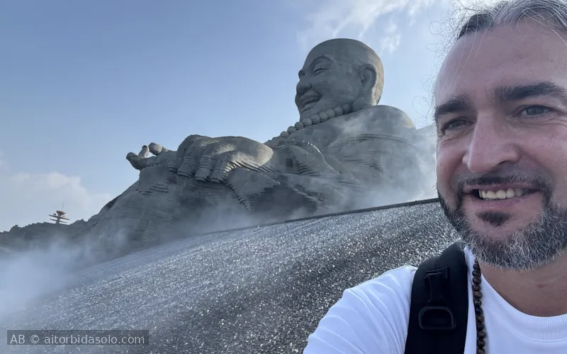 Aitor Bidásolo en la Black Virgin Mountain, Vietnam