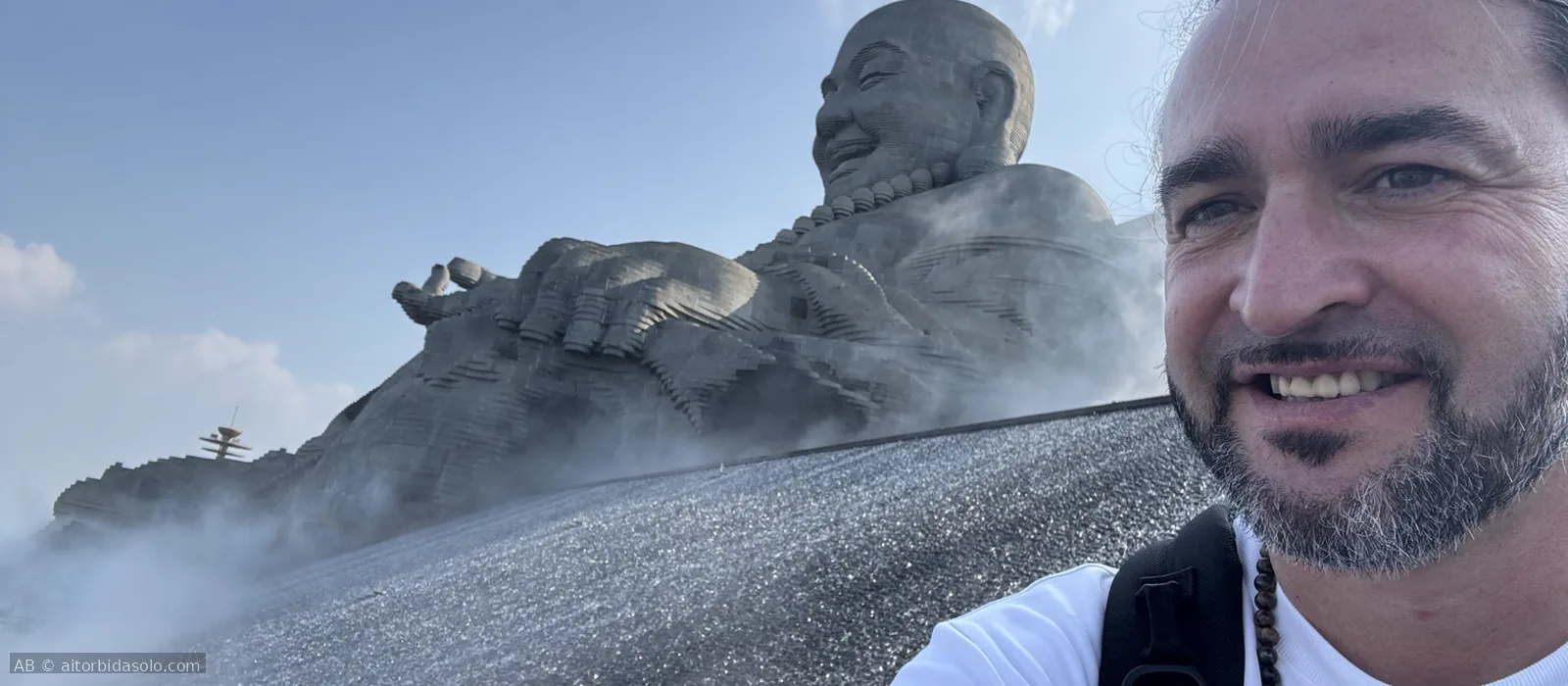 Aitor Bidásolo en la cima de la Black Virgin Mountain, Vietnam — horizonte abierto al amanecer.