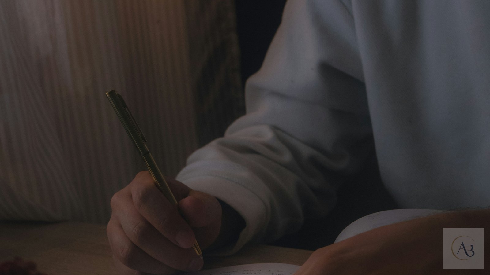 Cuaderno abierto con luz suave, símbolo de observación de pensamientos, emociones y conducta.