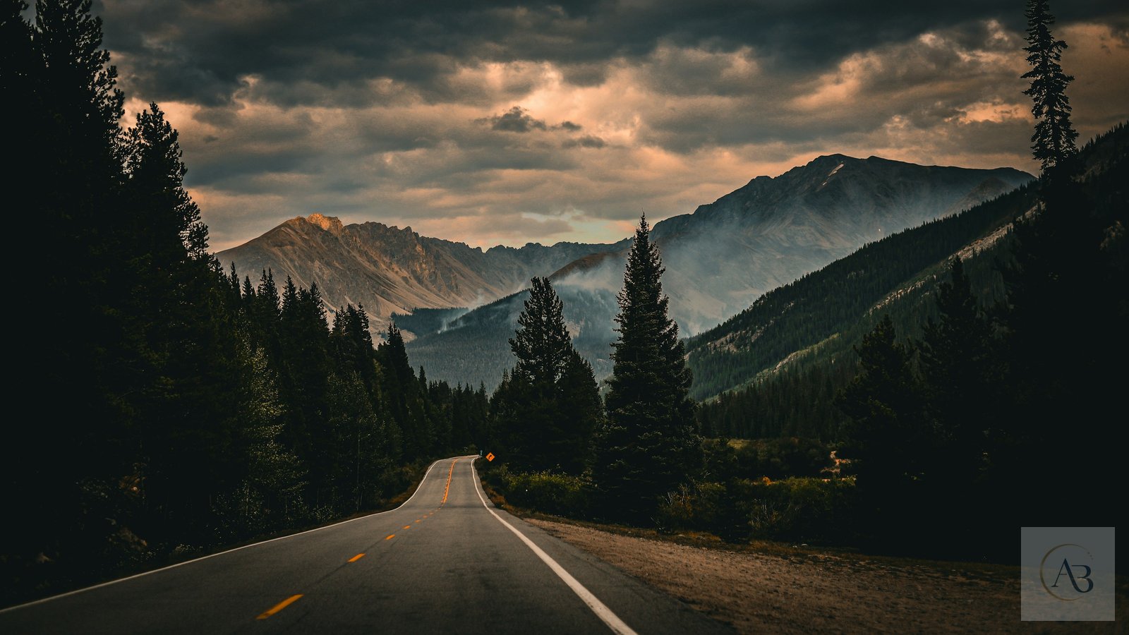 Camino oscuro entre montañas como símbolo de decisión, autonomía profesional y creencias limitantes
