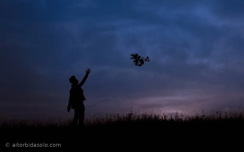Silueta al atardecer — el poder del perdón