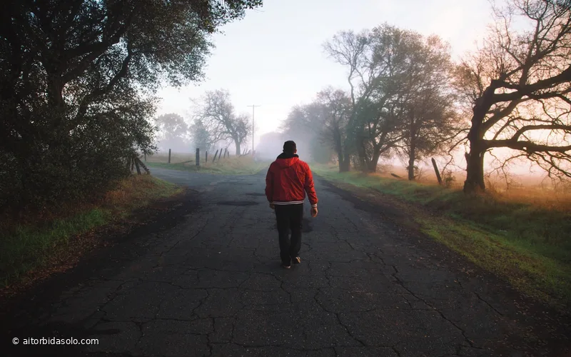 Hombre caminando solo — de la queja a la acción