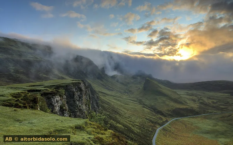 Paisaje de colinas verdes con luz de amanecer — Siticias, noticias positivas comentadas