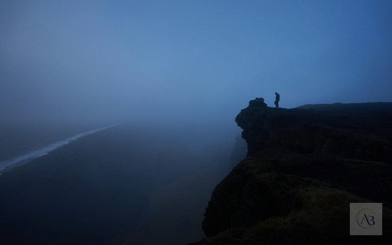 Escalador en la montaña como símbolo de la valentía y el coraje