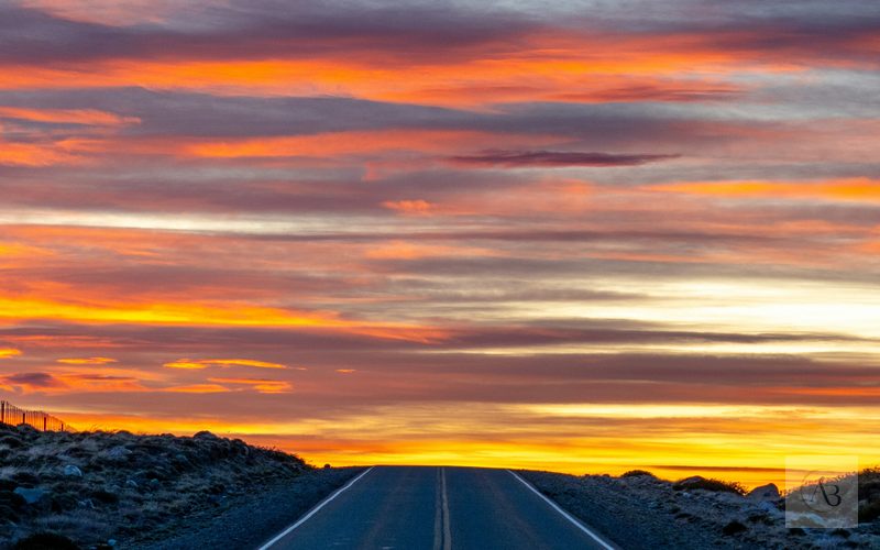 Camino al amanecer como símbolo de éxito interior, equilibrio y sentido