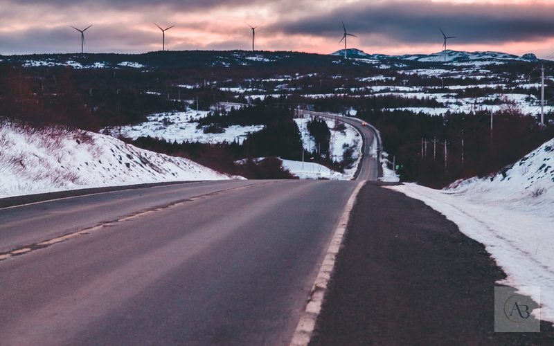 Carretera hacia el horizonte como símbolo de visualizar el futuro y avanzar con acción