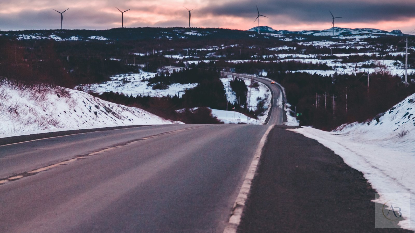 Camino hacia el horizonte al amanecer como símbolo de visualizar el futuro y actuar.