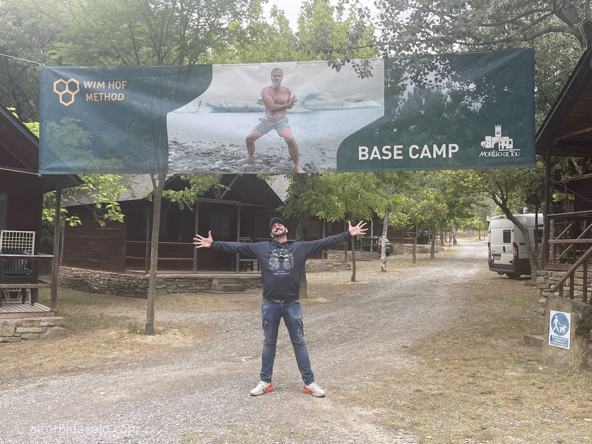 Aitor Bidásolo bajo el cartel del Wim Hof Method Base Camp en Morillo de Tou, Huesca, junio de 2022