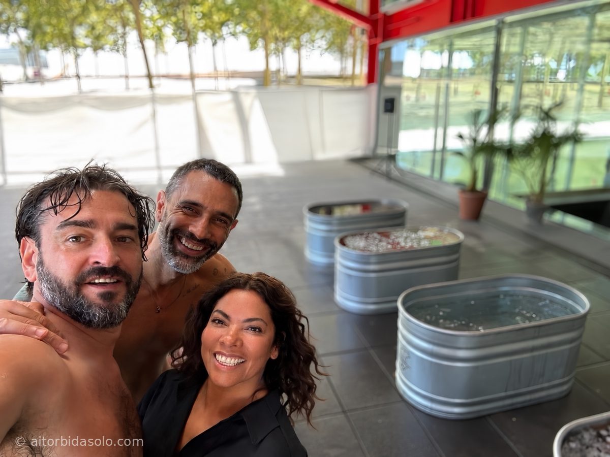 Aitor Bidásolo con Uri Imperial y Sandra en una experiencia de respiración y frío en Barcelona